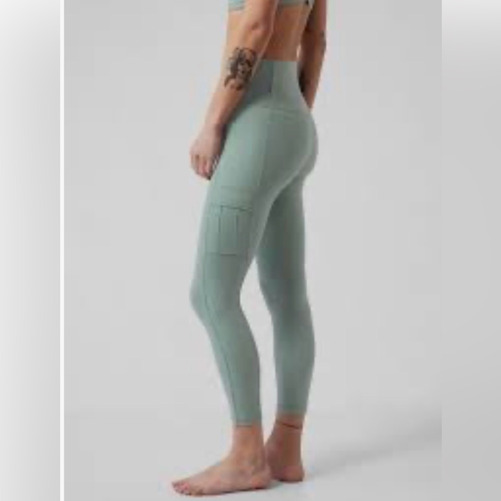 EUC Athleta Salutation Cargo 7/8 Tight Legging Brown Medium Petite